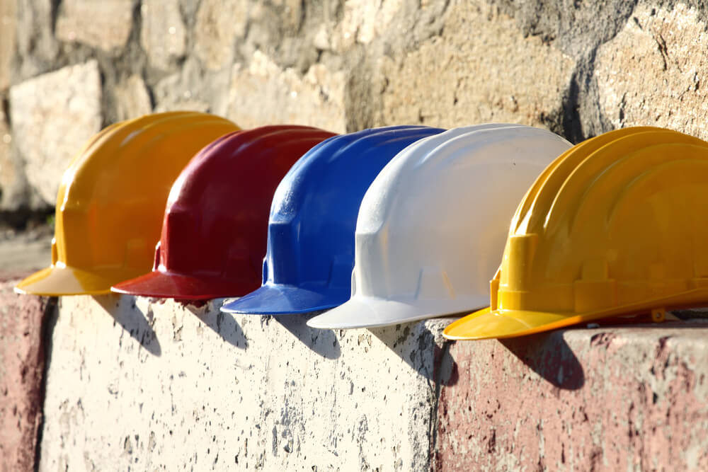 O que significa as cores dos capacetes na construção civil?